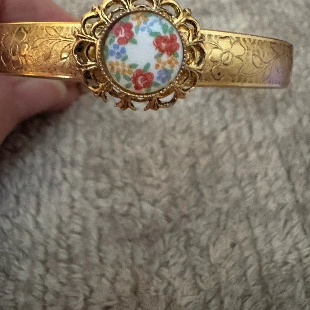 GUC gold tone bangle bracelet